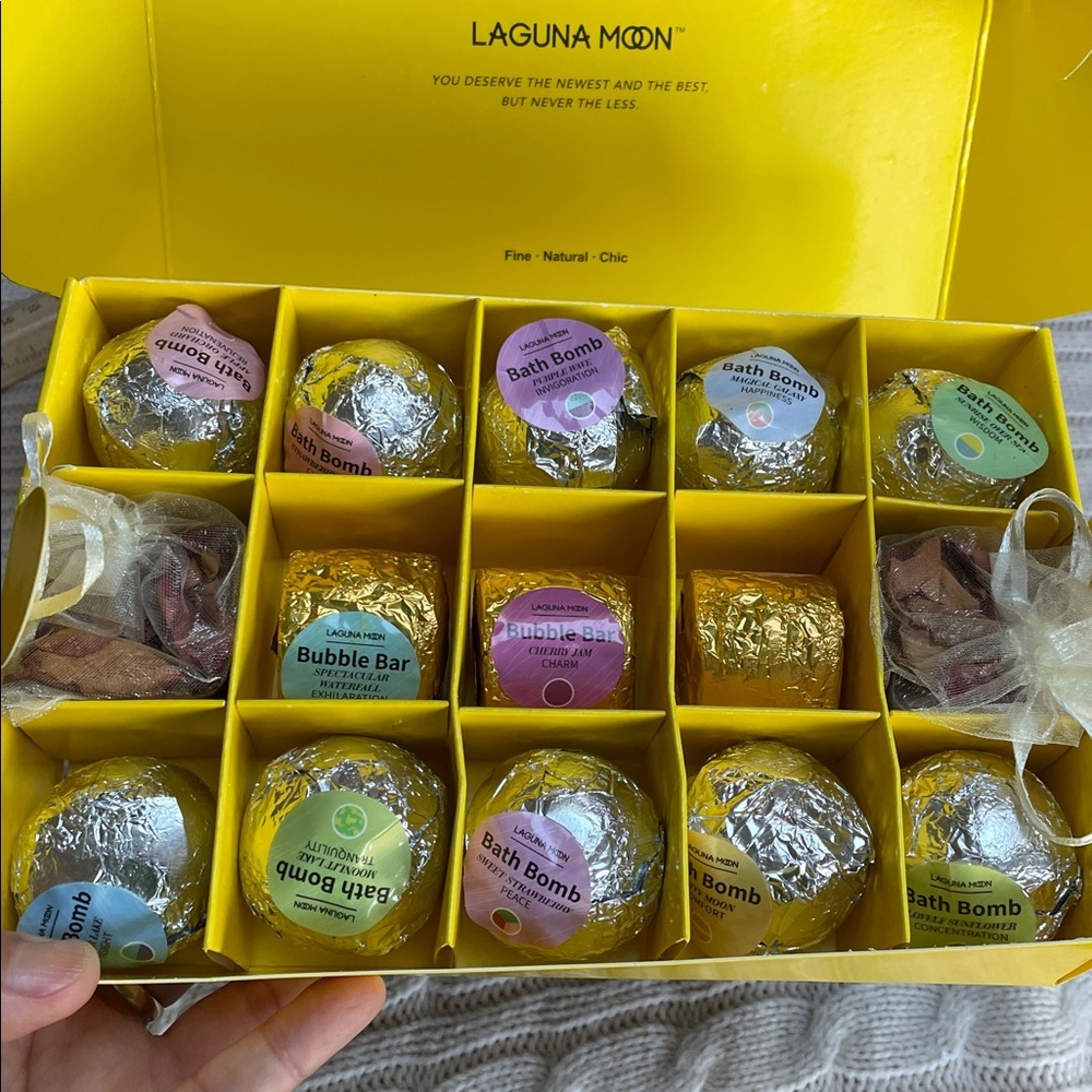 NWOT Laguna Moon 28 bath bomb set 2 tiered black box energy clarity creativity